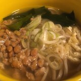 わかめ、ねぎ、油揚げ、の納豆かけそば